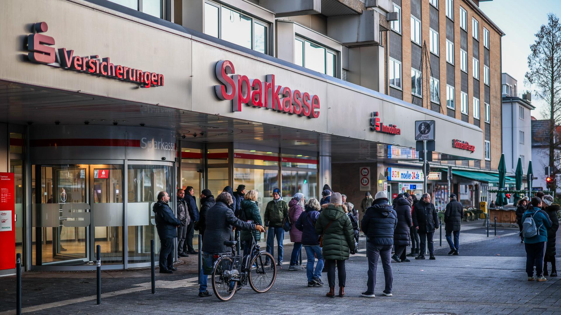 wdr was in den schliessfaechern gelagert wurde weiss die bank nicht daher muessen die opfer des einbruchs kontaktiert werden 100