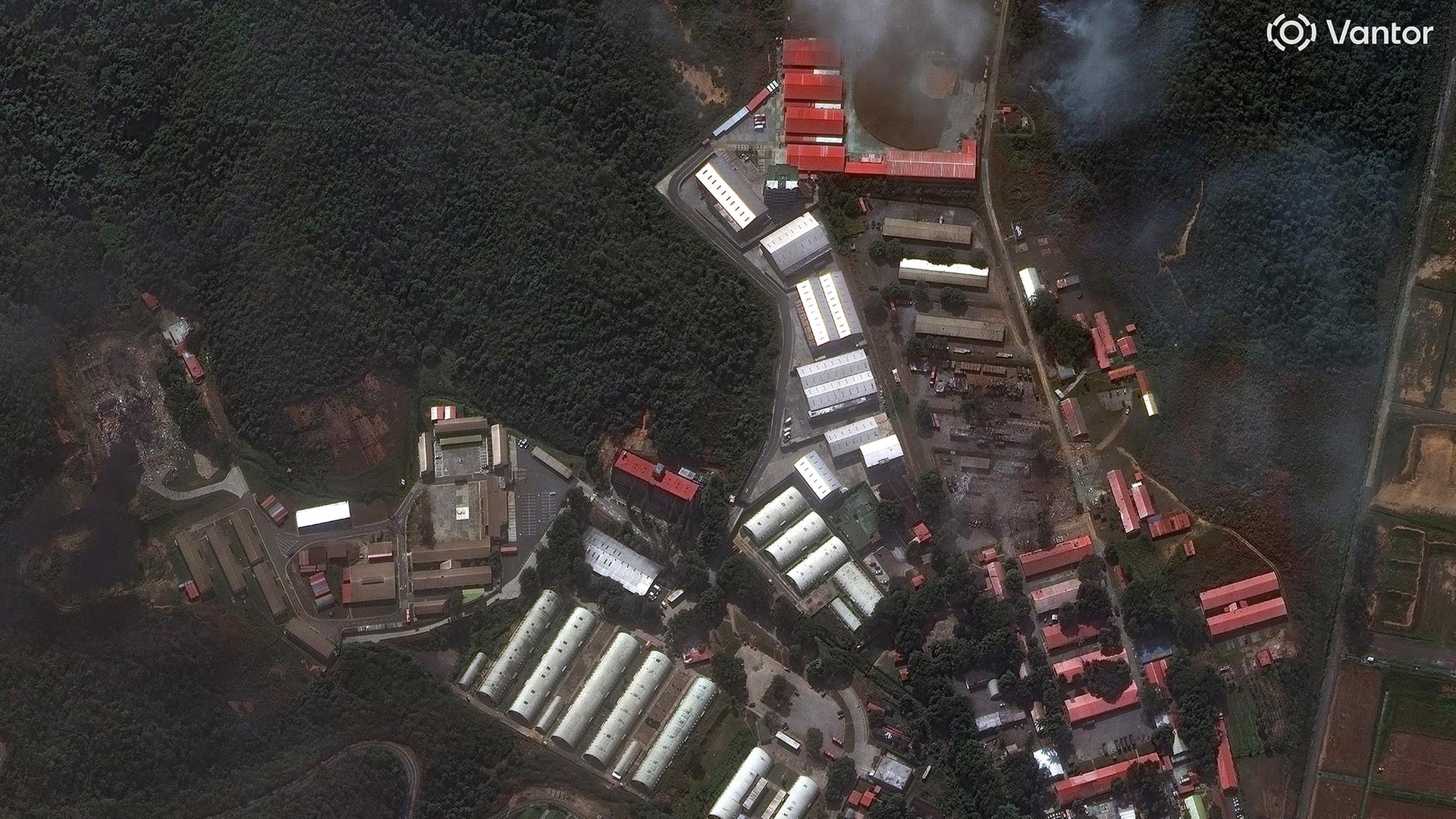 zerstoerte gebaeude satellitenbild 100