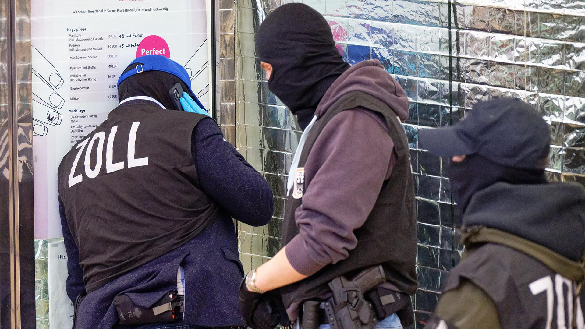 zollbeamte nagelstudio 100