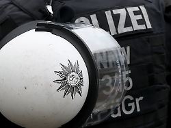 08 02 2026 koeln einsatzkraefte der polizei auf bereitschaft in der stadt besonders zu karneval rechnet die polizei mit erhoehter alarmbereitschaft