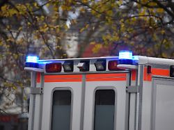 11 11 2018 nordrhein westfalen koeln blaulicht an einem krankenwagen notarztwagen am strassenrand am 11 11