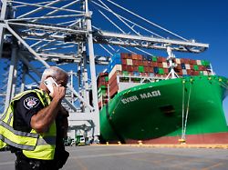 13 11 2025 usa garden city sicherheitsarbeiten am dock in der naehe der ever magi im hafen von savannah