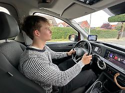 16 06 2024 niedersachsen hannover deutschland junger mann faehrt auto 00s240616d639caro