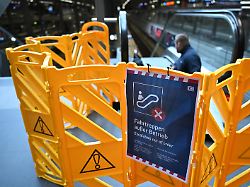 19 02 2026 berlin ein mensch arbeitet an einer abgesperrten rolltreppen auf einem schild vor der rolltreppe steht fahrtreppen ausser betrieb am hauptbahnhof von berlin sind diverse rolltreppen defekt