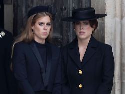 19 09 2022 london united kingdom princess eugenie and princess beatrice at the state funeral of queen elizabeth ii at westminster abbey in london