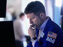 20 02 2026 usa new york spezialist thomas mcardle arbeitet an seinem arbeitsplatz auf dem parkett der new yorker boerse