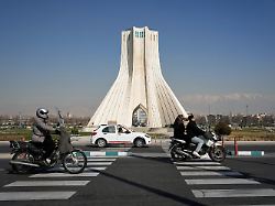 22 02 2026 iran teheran fahrzeuge fahren am azadi denkmal freiheitsdenkmal vorbei
