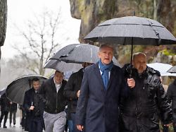 22 02 2026 nordrhein westfalen horn bad meinberg thueringer afd chef bjoern hoecke m besucht die externsteine in lippe die von protesten und einem grossen polizeiaufgebot begleitet wurden