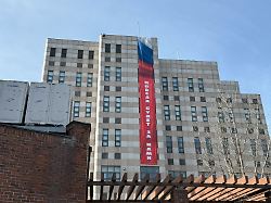 23 02 2026 suedkorea seoul die russische botschaft hat an ihrer aussenfassade ein banner angebracht auf dem der schriftzug der sieg wird unser sein prangt