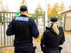 251004 polis pa plats innan fotbollsmatchen i superettan mellan umea fc och helsingborg den 4 oktober 2025 i umea