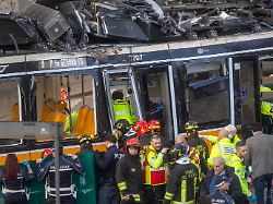 27 02 2026 italien mailand feuerwehr sanitaeter und polizei arbeiten am unfallort nachdem eine strassenbahn entgleist und in ein gebaeude gefahren ist