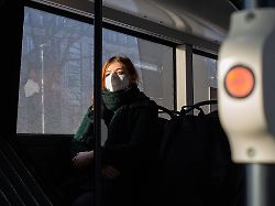 31 01 2020 ffp2 masken im oeffentlichen nahverkehr symbolbilder eine junge frau traegt eine ffp2 maske im bus