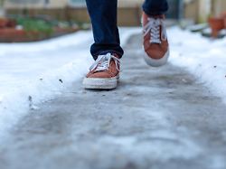 6 02 2026 berlin die gehwege sind zwar vom schnee befreit aber darunter befindet sich eis