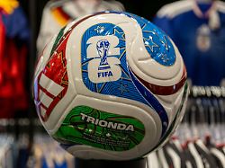 adidas trionda offizieller spielball des fifa world cup 2026 in einem sportgeschaeft