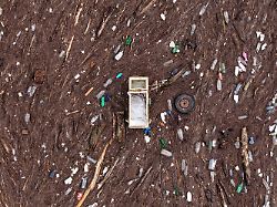 archiv 05 02 2026 bosnien herzegowina visegrad eine luftaufnahme zeigt einen kuehlschrank und einen autoreifen neben anderen abfaellen die den fluss drina in visegrad verstopfen