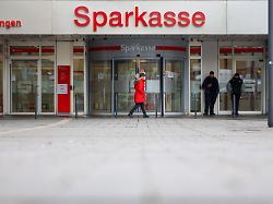 archiv 12 01 2026 nordrhein westfalen gelsenkirchen security mitarbeiter stehen vor der sparkasse gelsenkirchen die auf dem archivbild noch geschlossen ist