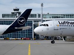 archiv 15 09 2022 bayern muenchen flugzeuge der lufthansa stehen am flughafen muenchen auf dem rollfeld 1