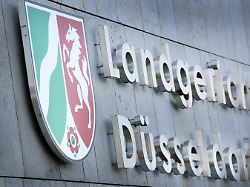 archiv 20 08 2014 nordrhein westfalen duesseldorf die aufschrift landgericht duesseldorf steht am gebaeude des landgerichts