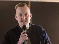 archiv 22 01 2026 brandenburg vetschau maximilian maerkl sprecher der identitaeren bewegung nimmt an einem vom rechtsextremisten sellner organisierten podium zur remigration teil