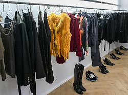 archiv 23 01 2026 berlin pelze haengen zwischen anderer second hand mode im sing blackbird einem vintage shop in neukoelln