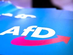 archiv 24 11 2018 bayern greding faehnchen mit dem logo der afd liegen auf einem tisch