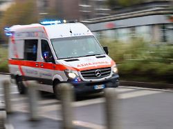 archiv 26 11 2024 italien mailand ein rettungswagen faehrt mit blaulicht durch die stadt