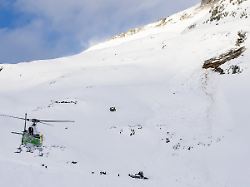 archiv 26 12 2019 schweiz andermatt rettungskraefte sind im hubschrauber auf der suche nach vermissten nachdem im kanton uri eine gewaltige lawine auf einer skipiste niedergegangen ist