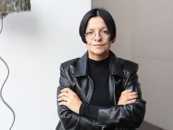 archiv 30 09 2020 sachsen chemnitz henrike naumann sitzt in ihrer installation evolution chemnitz im museum gunzenhauser in chemnitz