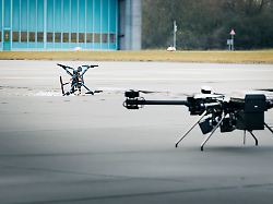 abfangdrohne der neuen drohnenabwehreinheit der bundespolizei hat eine drohne abgefangen in ahrensfelde 02 12 2025