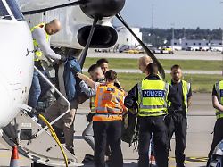 abschiebeflug nach sofia vom flughafen stuttgart werden fuenf vollziehbar ausreisepflichtige personen nach bulgarien abgeschoben polizisten sichern das boarding des flugzeuges ab