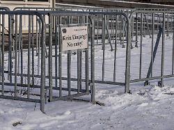 absperrgitter vor dem berliner reichstag berlin deutschland