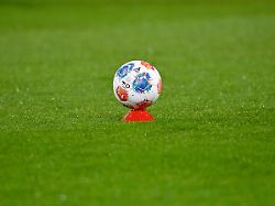 adidas derbystar spielball liegt auf huetchen im rasen fc heidenheim 1846 fch vs stuttgart 22 02