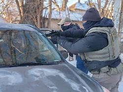 aktivisten werden von bundesbeamten mit gezogener waffe angesprochen weil sie den fahrzeugen des beamten gefolgt sind