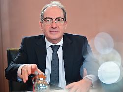 alexander dobrindt csu bundesinnenminister nimmt an einer sitzung des bundeskabinetts im bundeskanzleramt teil