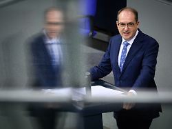 alexander dobrindt csu bundesinnenminister spricht in der 56 plenarsitzung der 21 legislaturperiode im deutschen bundestag