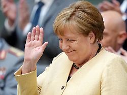 angela merkel cdu ehemalige bundeskanzlerin winkt vor der kanzlerwahl im bundestag auf der tribuene im bundestag findet die wahl und vereidigung des bundeskanzlers und der neuen bundesregierung statt