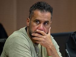 arafat abou chaker sitzt im landgericht waehrend einer pause im zivilrechtsstreit von rapper bushido gegen seinen ehemaligen geschaeftspartner abou chaker