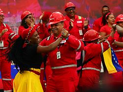 arbeiter aus dem erdoelsektor nehmen an einer demonstration teil um eine gesetzesinitiative zur reform der oelindustrie zu unterstuetzen