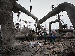 arbeiter beseitigen schaeden im waermekraftwerk darnyzja nach einem russischen angriff in kiew