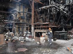 arbeiter reparieren das zerstoerte kraftwerk der energieholding dtek nach einem russischen raketenangriff auf das energiesystem des landes an einem ungenannten ort in der ukraine