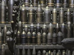 artilleriemunition bomben und granaten aus dem ersten weltkrieg im museum des kraters hooge in zillebeke westflandern belgien europa