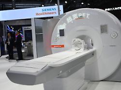 auf dem messestand des deutschen medizintechnologie unternehmens siemens healthineers steht waehrend der china international import expo ciie ein computertomograf