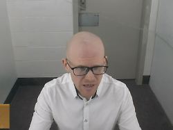 auf diesem vom neuseelaendischen berufungsgericht zur verfuegung gestellten videofoto erscheint brenton tarrant per videouebertragung aus dem auckland gefaengnis in auckland vor gericht