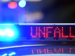 auf einem polizeifahrzeug warnt auf der autobahn eine leuchtschrift vor einer unfallstelle