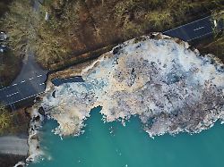 auf rund 80 metern laenge ist eine kreisstrasse in coesfeld in die angrenzende quarzgrube gerutscht der bereich wurde gesichert und abgesperrt