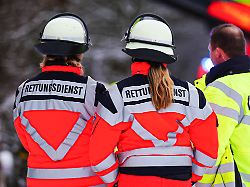 aufschrift rettungsdienst auf sanitaeteruniform symbolfoto blaulicht 14 02 1