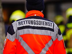 aufschrift rettungsdienst auf sanitaeteruniform symbolfoto blaulicht 20 02
