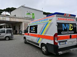 aussenansicht des monaldi krankenhauses in dem einem kind ein beschaedigtes herz transplantiert wurde nach einer misslungenen herz transplantation wartet ein zweijaehriger in neapel auf ein ersatzorgan