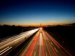 autos fahren am 30 10 2013 ueber die autobahn a2 noerdlich von hannover niedersachsen langzeitbelichtung