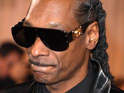 beverly hills california january 11 for editorial use only snoop dogg arrives at the 83rd annual golden globe awards at the beverly hilton on january 11 2026 in beverly hills california